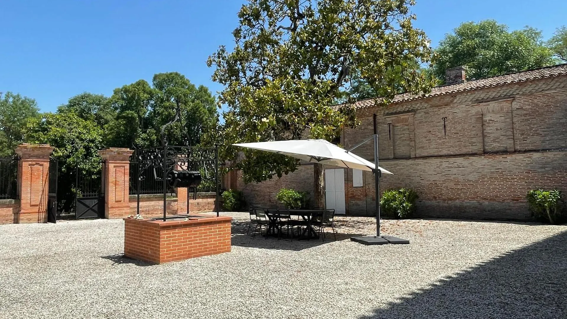 بيت للعطل Grand Gite Du Chateau Montlaur